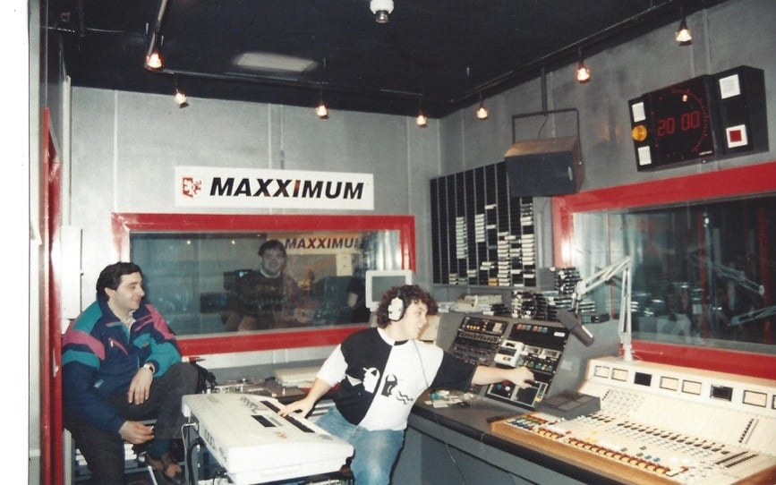 Joachim Garraud avec DJ Marco (premier DJ du Boy) et Fabrice Revault dans les studios de Maxximum en 1990